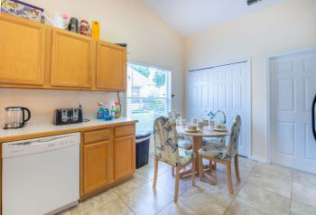 Kitchen & Breakfast Area