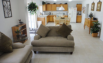 Spacious Open Plan Family Room, Kitchen & Breakfast Area