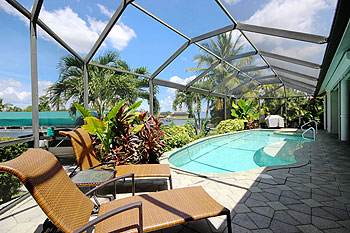 For Extreme Privacy - Private Pool & Spa with Lush Tropical Landscaping 