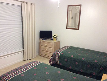 Double Bedroom with Twin Beds and cable television